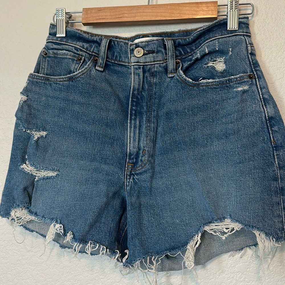 Abercrombie 4” mom short High Waist Distressed Denim Shorts - Blue
